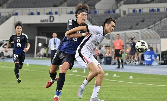 国足东亚杯首开记录，1-0小胜香港队逃离垫底，滑跪庆祝
