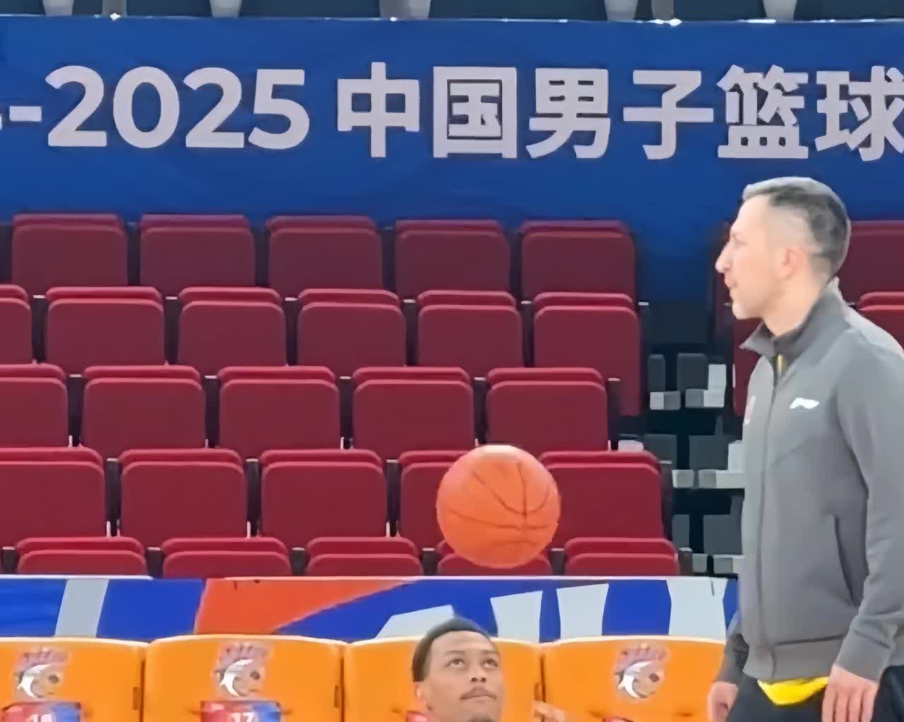 四川男篮备战上海队，全员紧张备战关键